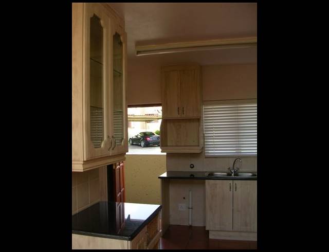 2 BEDROOM TOWNHOUSE TO LET IN LONEHILL